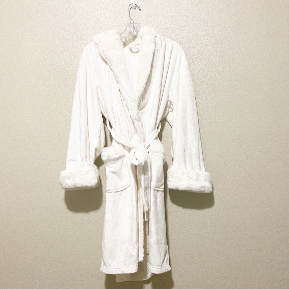 Pottery Barn Ivory Alpaca Faux Fur Robe